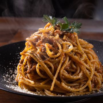 じっくり煮込んだ濃厚ミートソースパスタ