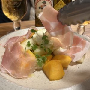 とろりクリームチーズと旬フルーツ　生ハム添え