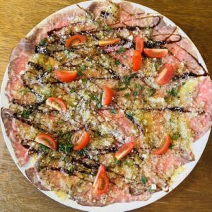 1 霜降り牛の肉のカルパッチョ