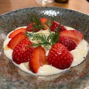 3 人気!!旬のフルーツとなめらかクリームチーズを添えて