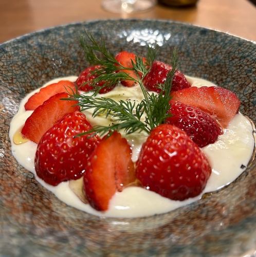 3 人気!!旬のフルーツとなめらかクリームチーズを添えて