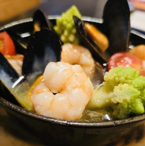 【SPECIAL AJILLO】肉と魚介の具材たっぷりアヒージョ