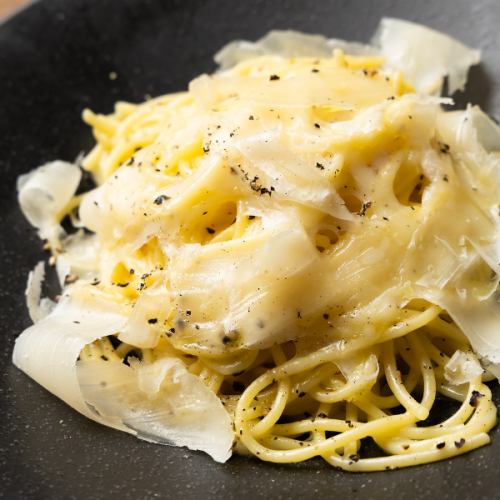 【PASTA】2種のチーズをぜいたくにたっぷりのせた「カチョエペペ」