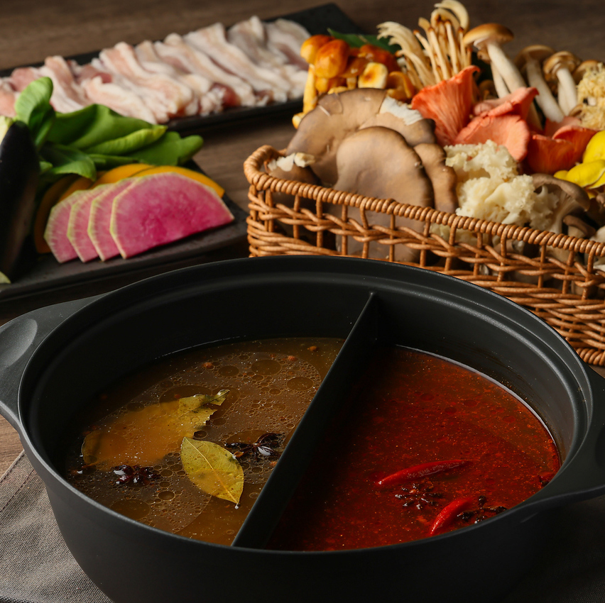Located just a 3-minute walk from various stations in Osaka's Umeda area, this restaurant offers healthy and wholesome medicinal hot pot and authentic Chinese cuisine. A must-visit for women!