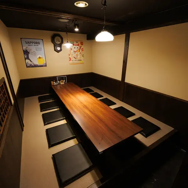We also have a private room that can accommodate up to 12 people.We offer private rooms for small groups.