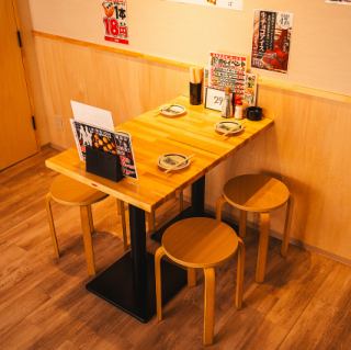 【适合下班后的酒会】适合人数较少的小型酒会的桌席。从丰富的酒单中选择您最喜欢的饮料，为派对干杯！ 1张4人桌