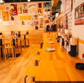 [1至2人份] 您可以和亲密的朋友一起喝几杯，甚至可以独自一人前来！并排的座位会让谈话变得活跃起来。