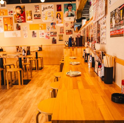 [1至2人份] 您可以和亲密的朋友一起喝几杯，甚至可以独自一人前来！并排的座位会让谈话变得活跃起来。