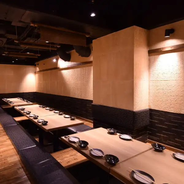 大型宴会でのご利用には50名様程度収容可能なお座敷個室がおすすめです！和を基調とした落ち着きの雰囲気で個室なので周りのお客様を気にすることなく宴会をお楽しみいただけます☆飲み放題付きはコース3,500円～◎お昼の営業はご予約のお客様限定で12時から承っております。