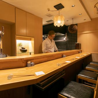 All 6 seats at the counter.You can enjoy the freshly fried tempura right in front of you.