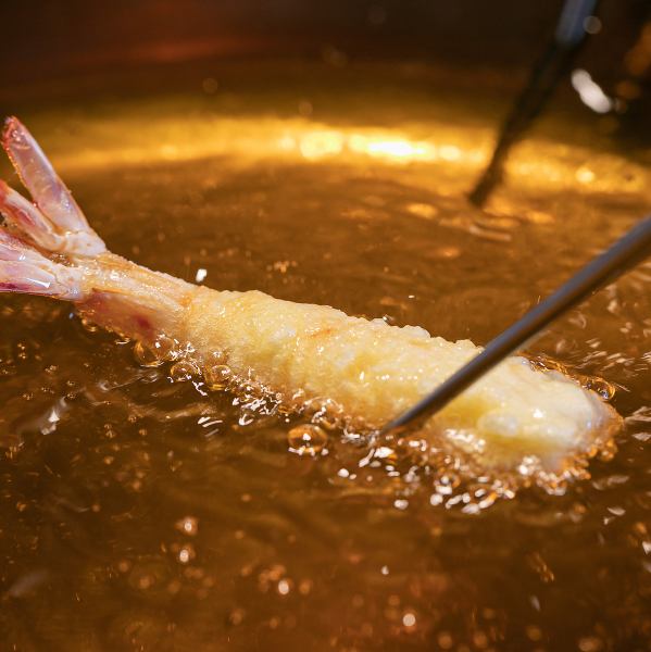 Freshly fried tempura to enjoy at the counter seats.