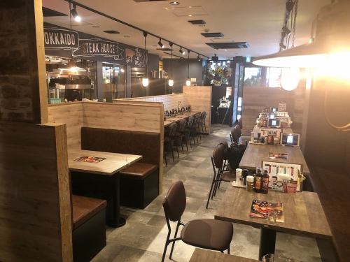 <p>落ち着きのあるモダンな雰囲気の店内。美味しいすき焼きだけでなく、空間も大切にしています!</p>