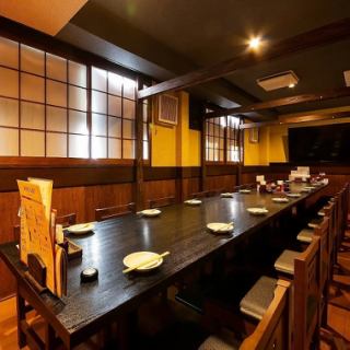 【最大25名様まで収容可能】15名様以上で貸切可能です。大きなTVのある個室もございます！お持ち込み頂いたDVDを流したり、YouTubeを流したり、スポーツ観戦も出来ます♪
