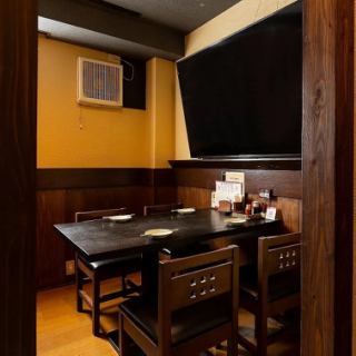 ちょっとしたお食事や飲み会も周囲を気にせず楽しみたいときに便利な4名様向けの完全個室です。