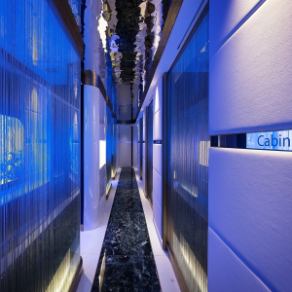 A private room section surrounded by aquariums as a sister store that won the world's largest design award, Italy A'design award, space design category aquarium dining.The huge aquarium lit up with the concept of "submarine" + "luxury liner cabin" and the lighting adjustment inside the store create a romantic atmosphere.