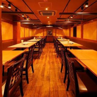 和の趣き溢れる店内は大人の為の落ち着いた雰囲気となっております。2名様~90名様までご利用可能な完全個室席は新宿での接待や女子会、合コンなど各種宴会に最適なプライベート個室空間♪お得な宴会コースプランもご予算に合わせて3000円~ご用意。誕生日や記念日にお得なサプライズ特典もご用意しております。個室居酒屋