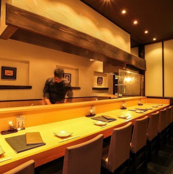 落ち着いた和空間で、和食職人の技が生みだす魚料理・出汁のきいた京風おでんをメインにお楽しみ頂けます。