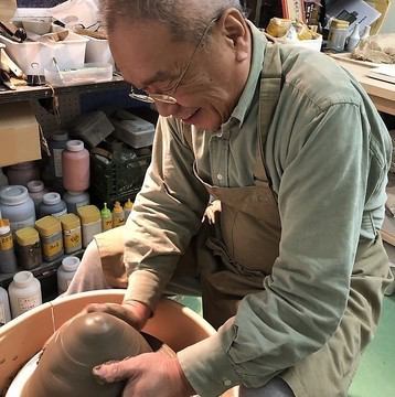 大部分器皿是由福田先生製作的，他在足柄擁有燕工房。請一邊與主廚討論，一邊用溫柔的餐具感受大自然和四季。