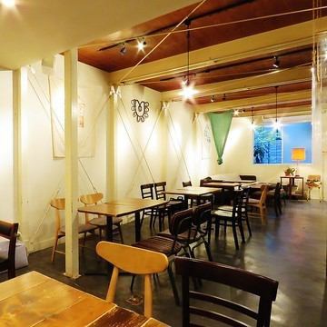 Why not rent a back alley house for a memorable and cozy wedding party?The homely feel of an old Japanese-style house The space has the stylish atmosphere of a gallery, and it is a nostalgic space that is rustic and uses plenty of seasonal ingredients. Celebrate with food