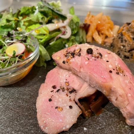 [Luxury Lunch] Main dish: Kirishima pork shoulder roast, smoked instantly, 2,500 yen (tax included)