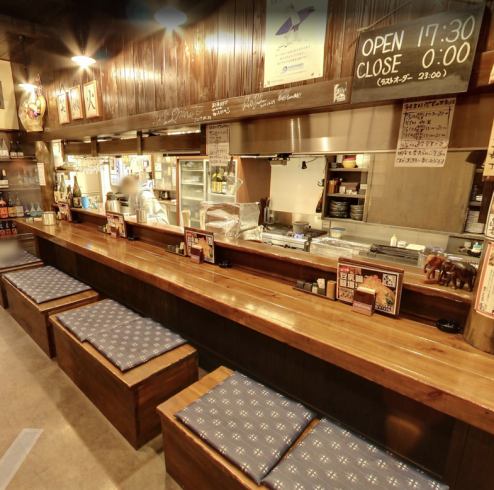 We also have counter seats that are convenient for single diners!