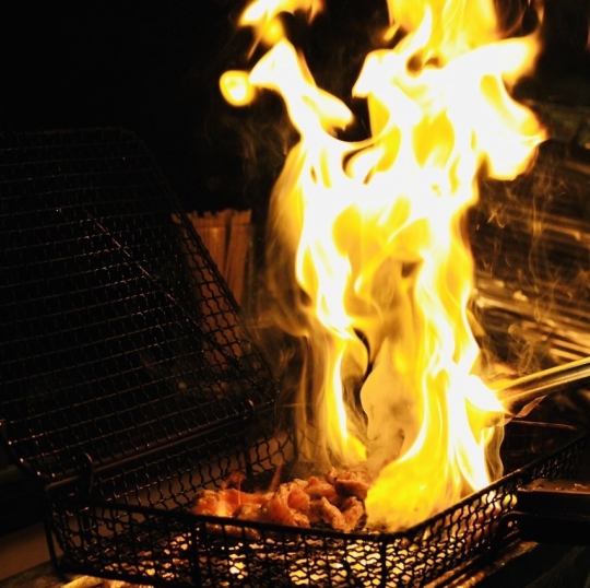 [Charbroiled Tsuma Jidori Chicken Thigh] A proud dish made with local chicken from Miyazaki prefecture, carefully grilled over binchotan charcoal!