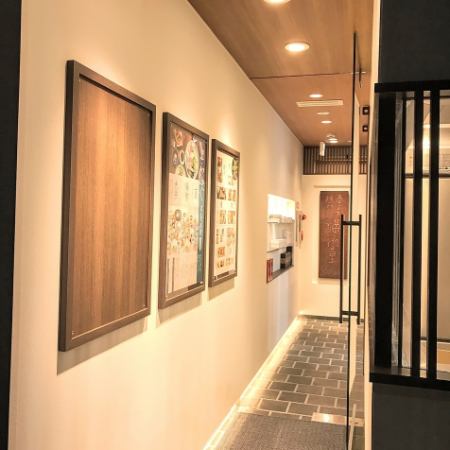 Conveniently located a 5-minute walk from Gion-Shijo Station on the Keihan Main Line and a 5-minute walk from Kawaramachi Station on the Hankyu Kyoto Line.