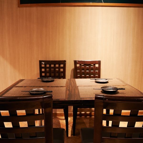 【少人数でのお食事やプライベート利用にも◎】ゆったり座れるテーブル席は2名～最大25名様までご利用可能です。