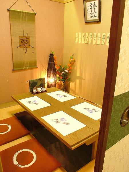 It's a private room with horigotatsu seats where you can stretch out your legs and relax, with seasonal flowers arranged.