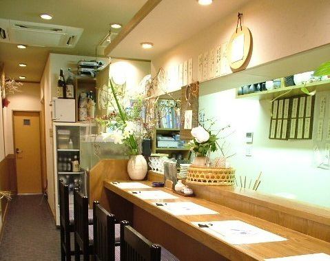 ひとりでふらりと気軽に立ち寄れるカウンター席。店主の調理中の手元も見られます。