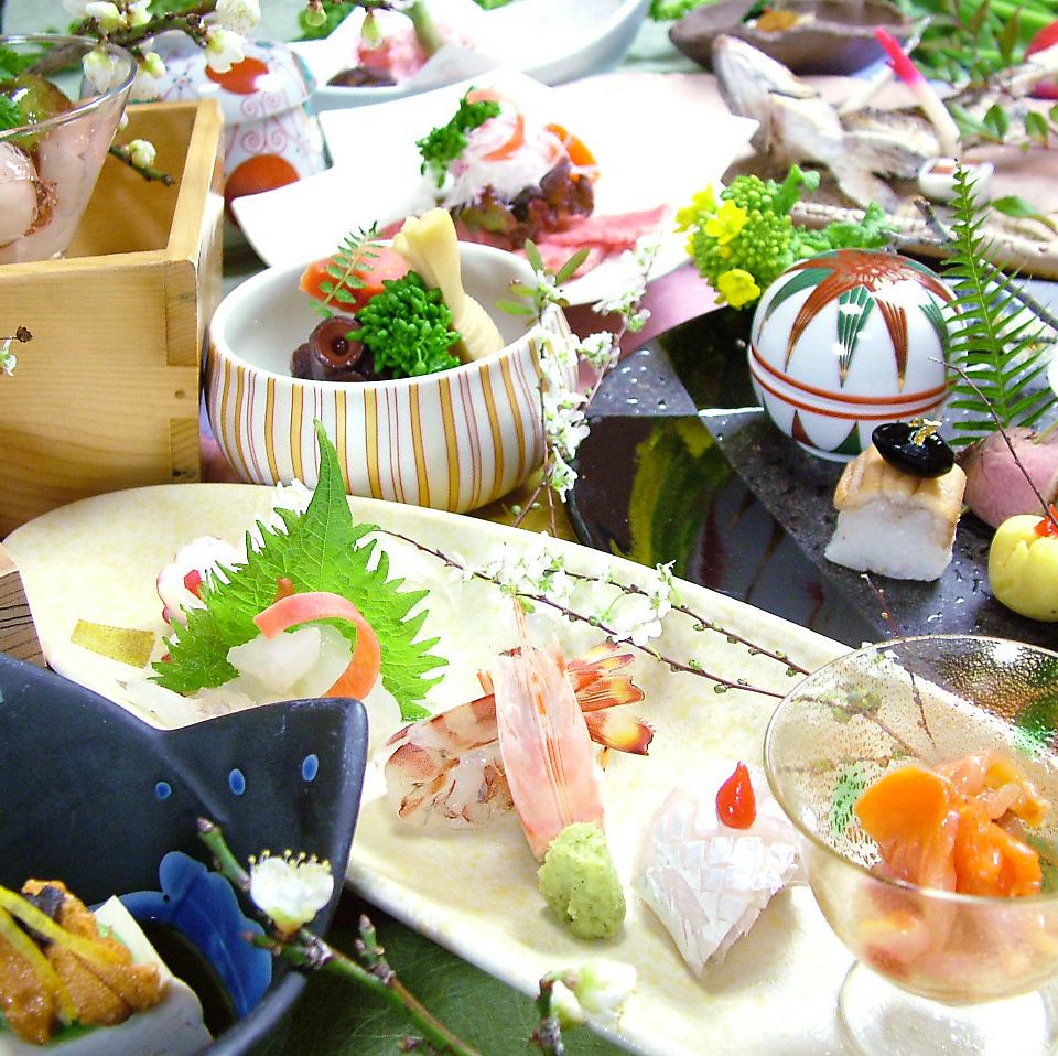 We offer luxurious seasonal flavors with our heartfelt hospitality.The private room, limited to two groups per day, is perfect for company banquets and business entertainment.