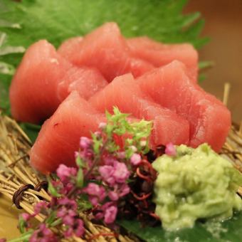 Mebachi鮪魚生魚片（土佐、李子、海膽醬油）
