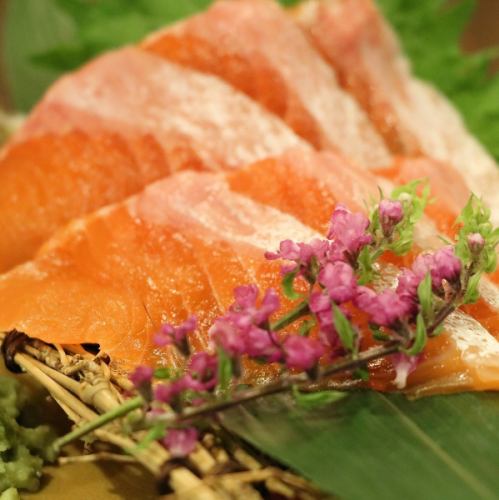 Shinshu salmon sashimi (Tosa, plum, sea urchin soy sauce)