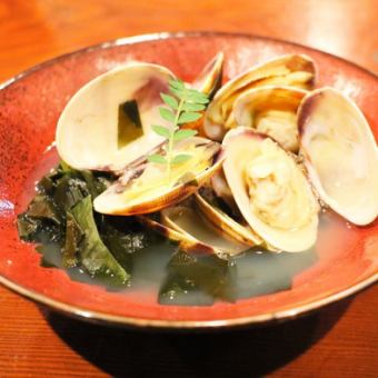 Steamed clams and new seaweed in sake