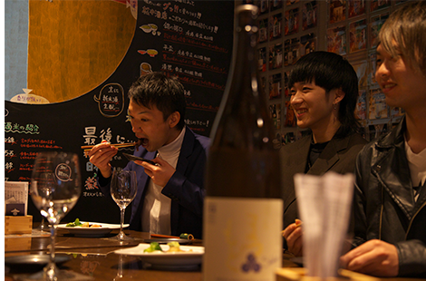 【気を張らずに、ゆったりと寛げる店内♪】落ち着いてお食事やお酒をお愉しみして頂けるように、内装にもこだわってます◎日本酒やワインのご説明もボードに記載しておりますので、ご来店の際には、ぜひご覧くださいませ！！