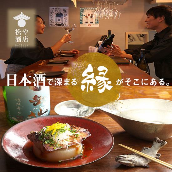 ムードあるカウンター席、ゆっくりと過ごせるテーブル席