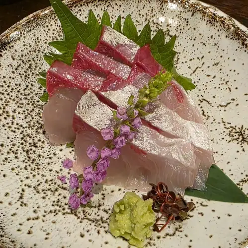 間八（かんぱち）のお造り(土佐・梅・雲丹醤油)