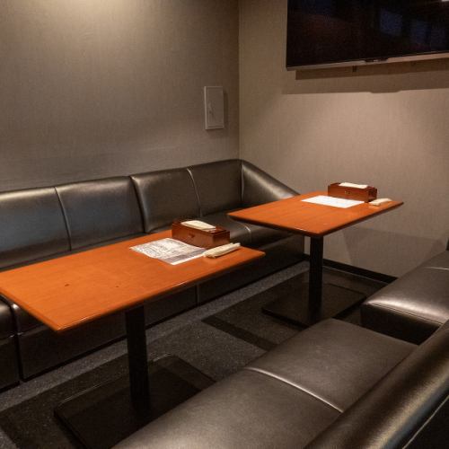 4名様用のソファー席を4つご用意しております。ご家族やご友人同士でのお食事、女子会などにもにぴったりの、ゆったりくつろげるお席です。お子様連れのお客様もお気軽にご利用ください。リラックスしながらお食事と会話を楽しみたいならソファー席がおすすめ。囲炉裏を横目に眺めながら非日常空間で癒しのひとときを。