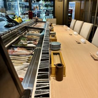 計7席のカウンター席をご用意。お一人様のご利用も大歓迎！旨い酒と肴とじっくり向き合える、特別な一人の時間をお過ごしいただけます。パートナーとのお食事にもカウンター席が人気。横並びで距離も近く、心の距離も自然と近付きます。目の前の囲炉裏で焼き上がる炉端焼きを眺めながらお食事できる、当店の特等席です。
