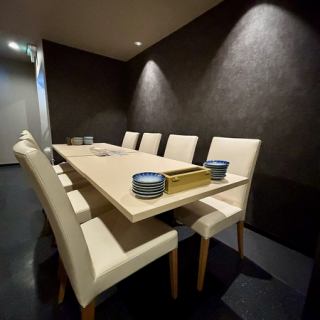 8名様用の個室席を新設！ご用意しております。ご家族やご友人同士でのお食事、女子会などにもにぴったりの、ゆったりくつろげるお席です。お子様連れのお客様もお気軽にご利用ください。リラックスしながらお食事と会話を楽しみたいなら個室席がおすすめ。囲炉裏を横目に眺めながら非日常空間で癒しのひとときを。