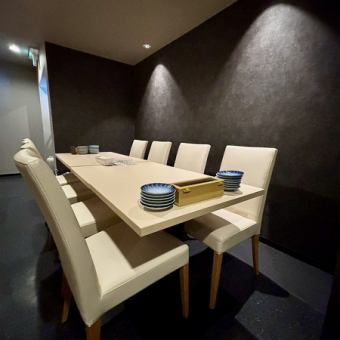 8名様用の個室席を新設！ご用意しております。ご家族やご友人同士でのお食事、女子会などにもにぴったりの、ゆったりくつろげるお席です。お子様連れのお客様もお気軽にご利用ください。リラックスしながらお食事と会話を楽しみたいなら個室席がおすすめ。囲炉裏を横目に眺めながら非日常空間で癒しのひとときを。