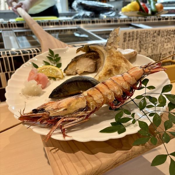 自慢の囲炉裏で焼く名物！実演「大エビ」