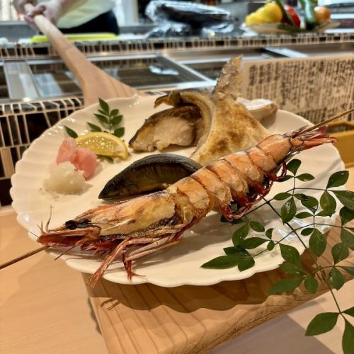 自慢の囲炉裏で焼く名物！実演「大エビ」