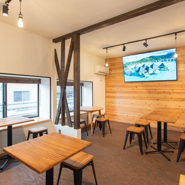 ぺんぎん商店の2階は「多目的レンタルスペース」となっており、ご飲食も可能な広々空間で自由自在な使い方ができます♪70型大画面テレビやWi-Fiも完備されておりますので、企業様の会議をはじめ、個展の開催やご友人同士のお集まりなど、ビジネスシーン・カジュアルシーン問わず大歓迎◎予約状況は店舗HPでご確認ください♪