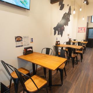 当店の1階には、4名様が掛けられるテーブル席が3卓ございます◎学校帰りの学生さんやご友人同士のお立ち寄りにぴったりなお席です♪テーブルや椅子はナチュラルな色味の木目調なので、とても洗練されたシンプルな空間を引き立ててくれます。お仲間内で「推しイロクリームソーダ」をオーダーし、推し活を全力で楽しむのも◎