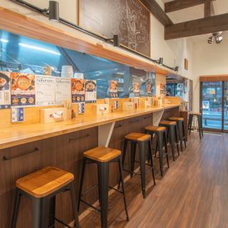 当店1階にはテーブル席の他、おひとり様もゆったり寛ぐことができるカウンターが全6席ございます◎キッチンがすぐ目の前にあるため、調理風景を容易に想像できる音や香りがライブ感たっぷりで届く、まさに「特等席」♪夏はグラスと氷のかち合う音、冬は汁物がコトコト煮立つ音、食欲がそそられた後にいただく豚汁は絶品！