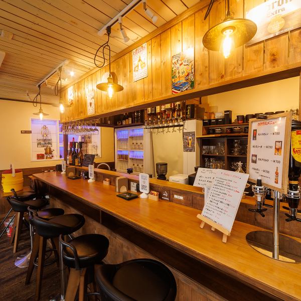 【くつろげるカウンター席】落ち着いた雰囲気のカウンター席で、友人や恋人との素敵な時間をゆったりと過ごしましょう！昼はカフェのように、夜は気軽に楽しめるバルとして、美味しい料理が皆様をお待ちしています♪おひとり様も歓迎★