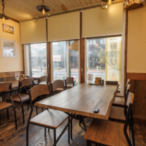 6人掛けのテーブル席は多彩なシーンでご利用可能。思い思いの心地よい時間をお過ごしください。ぜひ、特製のコーヒーやスイーツをお試しください。ご来店お待ちしております。