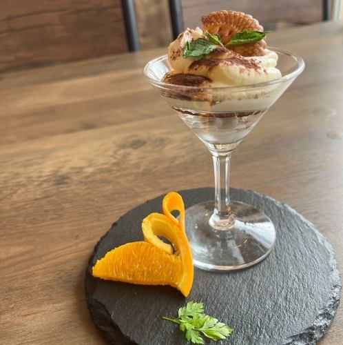 夜はバー。デートにもおすすめ。