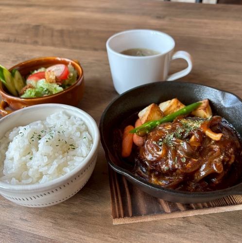 手ごねの愛が詰まったハンバーグセット